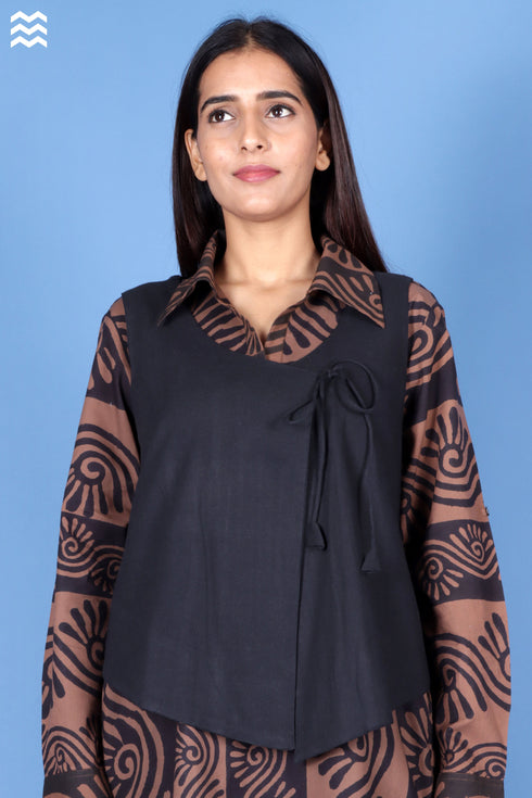 Khaadi Cotton Tilda Sleeveless Jacket In Black