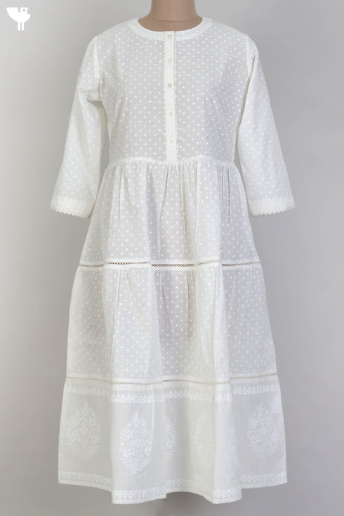 Slub Cotton Tiered Dress With Lace Inserts In Ivory White Block Print