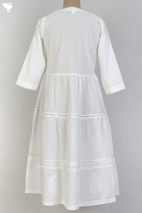 Slub Cotton Tiered Dress With Lace Inserts In Ivory White Block Print