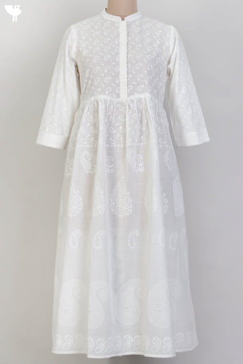 Slub Cotton Tiered Dress With Lace Inserts In Ivory White Block Print