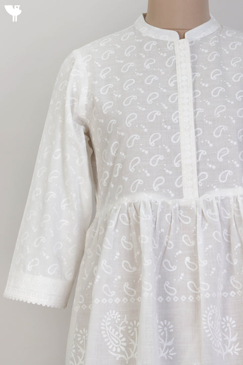 Slub Cotton Tiered Dress With Lace Inserts In Ivory White Block Print