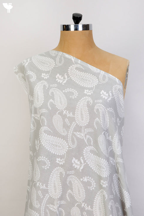 Cambric Cotton In Cloud Grey Paisley Print